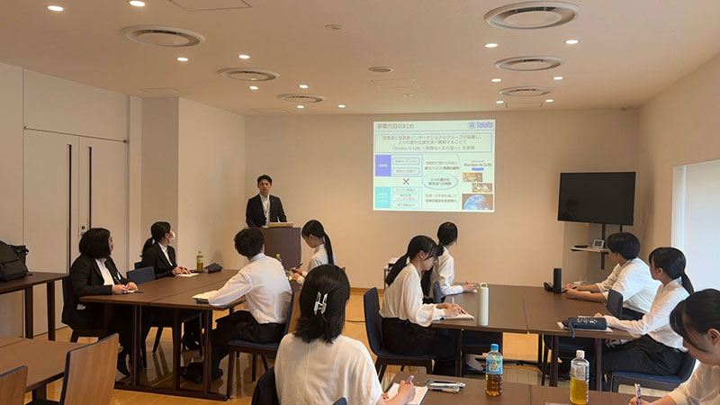 学生向けに行った宝ホールディングス歴史記念館での事業説明の様子 学生向けに行った宝ホールディングス歴史記念館での事業説明の様子